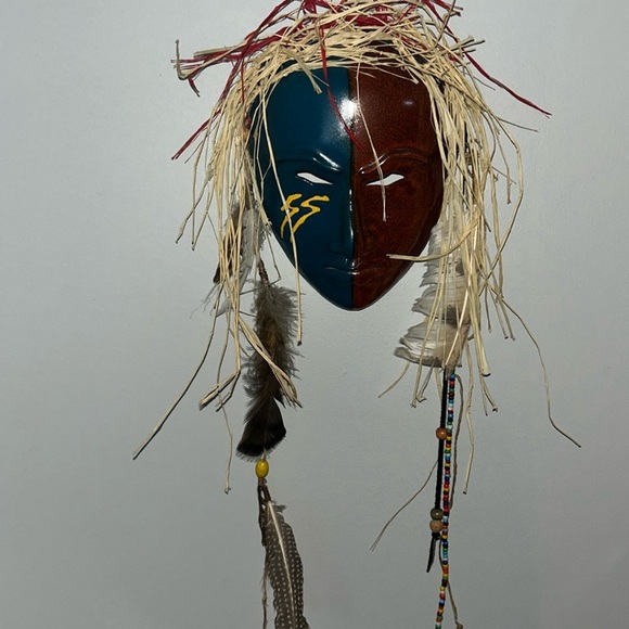 African mask with beads and feathers - Picture 1 of 4